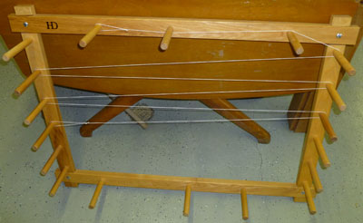 Guide string on a warping board